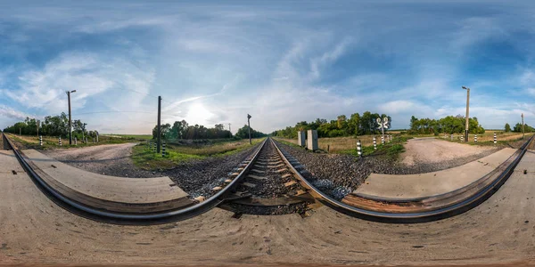 Panorama esférico sem emenda completo 360 por 180 ângulo de visão perto de passagem de ferrovia em projeção equiretangular, conteúdo de realidade virtual VR pronto — Fotografia de Stock