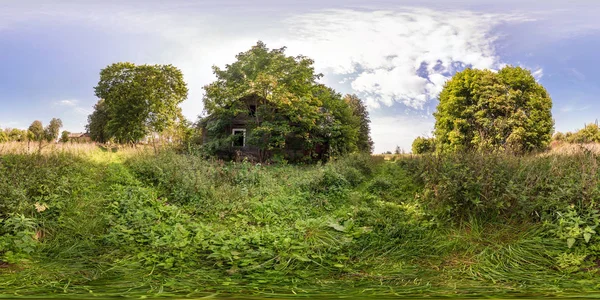 Panorama esférico inconsútil completo 360 por 180 ángulo vista cerca de casa de madera abandonada en proyección equirectangular, contenido de realidad virtual AR VR listo — Foto de Stock