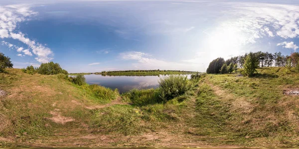 Panorama esférico inconsútil completo 360 por 180 ángulo de visión en la orilla del ancho del río Neman en el día de verano soleado en proyección equirectangular, contenido de realidad virtual VR listo — Foto de Stock