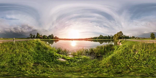 Panorama esférico completo sin costuras 360 por 180 ángulo de visión en la orilla del lago en la noche antes de la tormenta en proyección equirectangular, contenido de realidad virtual VR listo —  Fotos de Stock