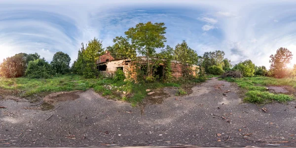 Pełni bezszwowe panorama sferyczna 360 stopni kąt widzenia w pobliżu kamienia opuszczony zrujnowana zagroda budynku w rzut equirectangular, treści wirtualnej rzeczywistości Vr Ar — Zdjęcie stockowe