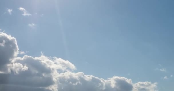 Time lapse clip de nuages ondulés bouclés gris avant la tempête 