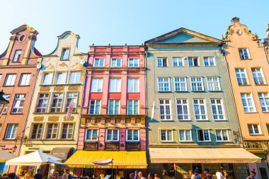 Gdansk, Polonya - Ağustos, 2018: Uzun çarşı sokak, tipik renkli dekoratif Ortaçağ eski evleri, Royal Route mimarisi, Mariacka sokak en önemli turistik olduğunu. Düz tasarım.