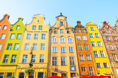 Gdansk, Polonya - Ağustos, 2018: Uzun çarşı sokak, tipik renkli dekoratif Ortaçağ eski evleri, Royal Route mimarisi, Mariacka sokak en önemli turistik olduğunu. Düz tasarım.