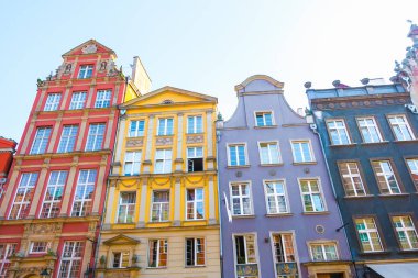 Gdansk, Polonya - Ağustos, 2018: Uzun çarşı sokak, tipik renkli dekoratif Ortaçağ eski evleri, Royal Route mimarisi, Mariacka sokak en önemli turistik olduğunu. Düz tasarım.