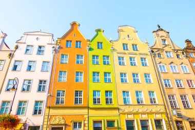 Gdansk, Polonya - Ağustos, 2018: Uzun çarşı sokak, tipik renkli dekoratif Ortaçağ eski evleri, Royal Route mimarisi, Mariacka sokak en önemli turistik olduğunu. Düz tasarım.
