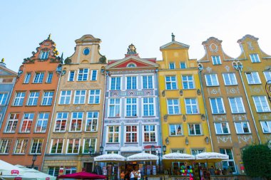 Gdansk, Polonya - Ağustos, 2018: Uzun çarşı sokak, tipik renkli dekoratif Ortaçağ eski evleri, Royal Route mimarisi, Mariacka sokak en önemli turistik olduğunu. Düz tasarım.