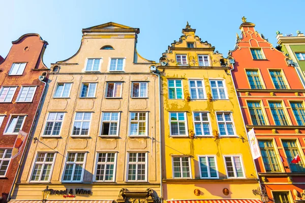 Gdansk, Polonya - Ağustos, 2018: Uzun çarşı sokak, tipik renkli dekoratif Ortaçağ eski evleri, Royal Route mimarisi, Mariacka sokak en önemli turistik olduğunu. Düz tasarım.
