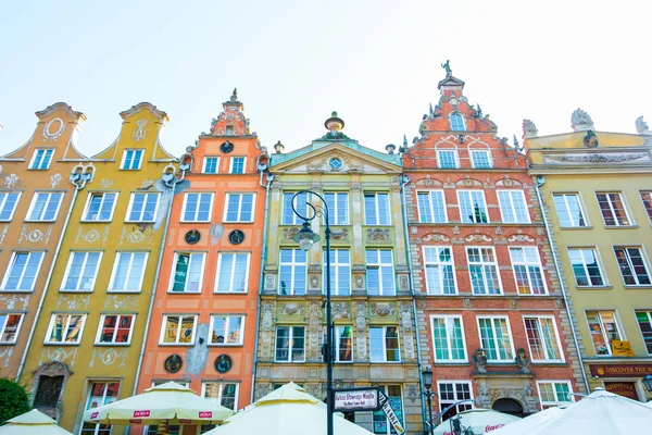 Gdańsk - sierpnia, 2018: Długi Targ Street, typowe kolorowe ozdobny średniowieczne stare domy, Royal trasę architektura z Mariacka ulicy jest jednym z najbardziej znanych atrakcji turystycznych. Płaska konstrukcja. — Zdjęcie stockowe