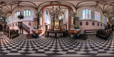 Vilnius, Litvanya - Eylül, 2018: tam sorunsuz küresel panorama 360 180 derece görüş açı iç Gotik Katolik Kilisesi saint Anna equirectangular projeksiyon, hazır Ar Vr içeriği
