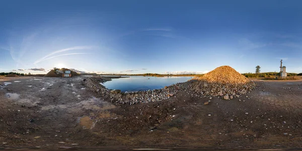 Vollständige nahtlose 360-Grad-Panorama-Ansicht in der Nähe von Steinbruch mit Wasser für die Sandgewinnung Bergbau in gleichrechteckiger kugelförmiger äquidistanter Projektion für vr ar Inhalt geflutet — Stockfoto