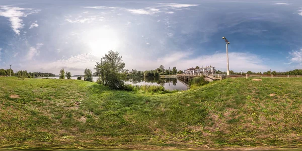 Vollständige nahtlose sphärische Rundumsicht 360-Grad-Blickwinkel nahe Staudamm des Wasserkraftwerks in äquirechteckiger äquidistanter Projektion, vr Virtual-Reality-Inhalte — Stockfoto