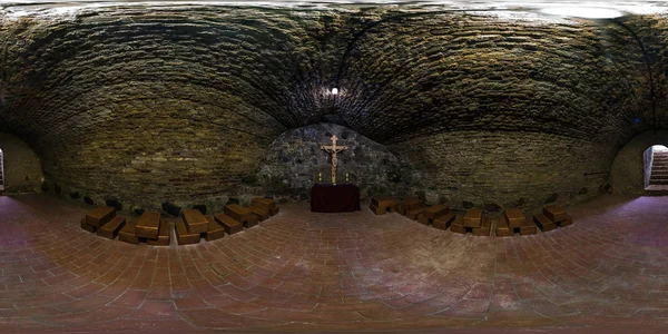 Küresel projeksiyon equirectangular bir antik tuğla duvar üzerinde Kilise bir haç ile yeraltı mağara içinde görünüm panorama tam sorunsuz 360 derece açı. — Stok fotoğraf