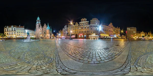 Wrocław - września, 2018: Pełna bezszwowe 360 stopni kąt widzenia noc panorama na rynku miejsce starych miejscowość turystyczna w rzut equirectangular. gotowy do treści wirtualnej rzeczywistości Vr Ar — Zdjęcie stockowe
