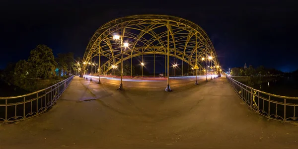 WROCLAW, POLONIA - SEPTIEMBRE, 2018: Panorama nocturno de 360 grados de ángulo esférico sin costuras completo cerca de la construcción de un marco de acero de un enorme puente sobre el río en proyección equirectangular. Contenido VR AR — Foto de Stock
