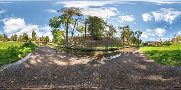 Vollständige nahtlose sphärische Panorama 360 x 180 Grad Winkel Blick auf das Ufer des kleinen Flusses mit Enten im Stadtpark im Sommer Tag in equirectangular Projektion, ar vr Virtual-Reality-Inhalte — Stockfoto
