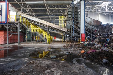  Modern atık geri dönüşüm işleme tesisi. Ayrı çöp toplama. Geri dönüşüm ve atık daha fazla bertarafı için depolama. 