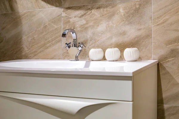 Lavabo rubinetto con rubinetto in costoso bagno soppalco — Foto Stock