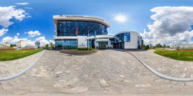 Minsk, Beyaz Rusya - Mart, 2017: equirectangular projeksiyon, panorama, Vr içerik harika bulutlar ile güneşli gün küresel 360 derece açı görünümü seamless panorama cephe VIP modern otel, tam