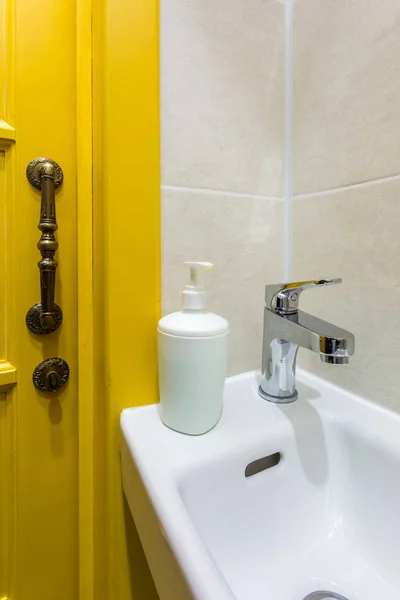 WC y detalle de la cabina de ducha de esquina con soporte de pared ducha adjunto cuarto de baño del hotel —  Fotos de Stock
