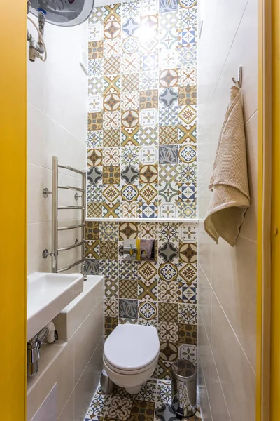 Toaleta i wszystko się narożna kabina prysznicowa z ścianie zamontować prysznic łazienka załącznik Hotel — Zdjęcie stockowe