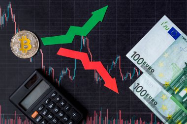 dalgalanmalar ve sanal para Döviz kurları tahmini. Altın Bitcoin merdiven siyah kağıt forex üzerinde kırmızı ve yeşil oklarla euro banknot ile arka plan grafik. Cryptocurrency kavramı.