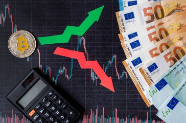dalgalanmalar ve sanal para Döviz kurları tahmini. Altın Bitcoin merdiven siyah kağıt forex üzerinde kırmızı ve yeşil oklarla euro banknot ile arka plan grafik. Cryptocurrency kavramı.