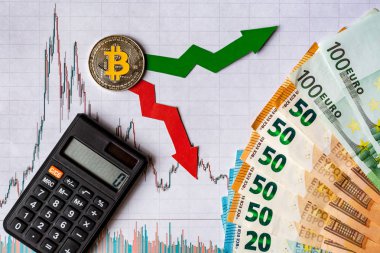 dalgalanmalar ve sanal para Döviz kurları tahmini. Altın Bitcoin merdiven euro banknot ile beyaz kağıt forex grafik arka plan üzerinde kırmızı ve yeşil oklarla. Cryptocurrency kavramı.
