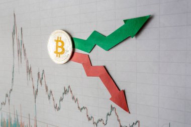 dalgalanmalar ve sanal para bitcoin Döviz kurları tahmini. Altın Bitcoin merdiven gri kağıt forex üzerinde kırmızı ve yeşil oklarla arka plan grafik. Cryptocurrency kavramı.