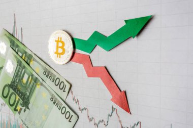 dalgalanmalar ve sanal para Döviz kurları tahmini. Altın Bitcoin merdiven gri kağıt forex üzerinde kırmızı ve yeşil oklarla euro banknot ile arka plan grafik. Cryptocurrency kavramı.