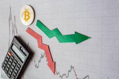 dalgalanmalar ve sanal para bitcoin Döviz kurları tahmini. Altın Bitcoin merdiven gri kağıt forex üzerinde kırmızı ve yeşil oklarla hesap makinesi ile arka plan grafik. Cryptocurrency kavramı.