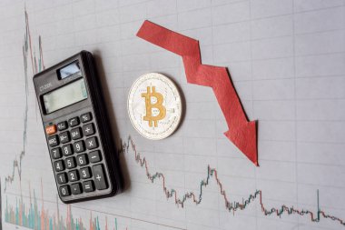 kârsız yatırım sanal para bitcoin amortisman. Kırmızı ok, gümüş bitcoin ve euro banknot kağıdı forex grafik dizin arka plan üzerinde aşağı in. Cryptocurrency amortisman kavramı.