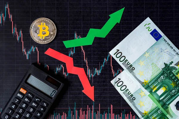 dalgalanmalar ve sanal para Döviz kurları tahmini. Altın Bitcoin merdiven siyah kağıt forex üzerinde kırmızı ve yeşil oklarla euro banknot ile arka plan grafik. Cryptocurrency kavramı.