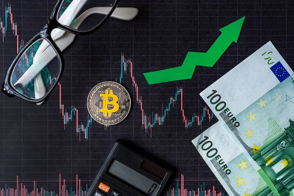 sanal para bitcoin beğenisine. Yeşil ok ve kağıt forex grafik endeksi derecelendirmesini üzerinde gümüş Bitcoin Döviz Piyasası arka plan euro banknot ile yukarı çıkalım. Cryptocurrency beğenisine kavramı.