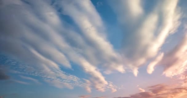 Tijd Lapse Clip Blauwe Hemelachtergrond Met Kleine Krullend Gestreepte Wolken — Stockvideo