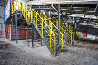 metal konstrüksiyon konveyör modern atıkları geri kazanım işleme tesisi üzerinde sıralama çöp. Ayrı çöp toplama. Daha fazla bertarafı için atık depolama. 