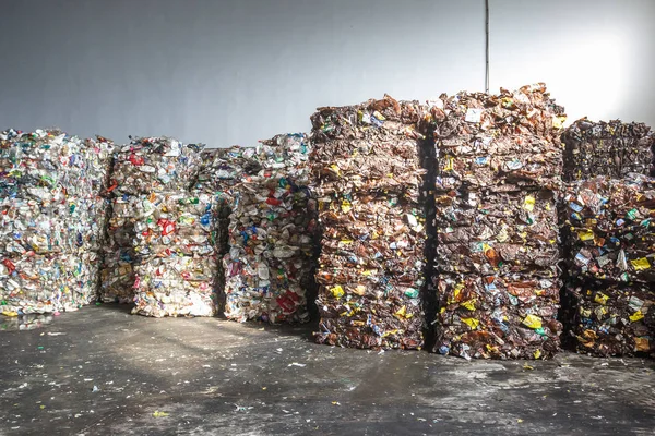 Plastik işleme tesisi atık arıtma, çöp balya. Separatee ve depolama daha fazla bertarafı için çöp geri dönüşüm, sıralama çöp. Sıralama ve atık işleme için iş.