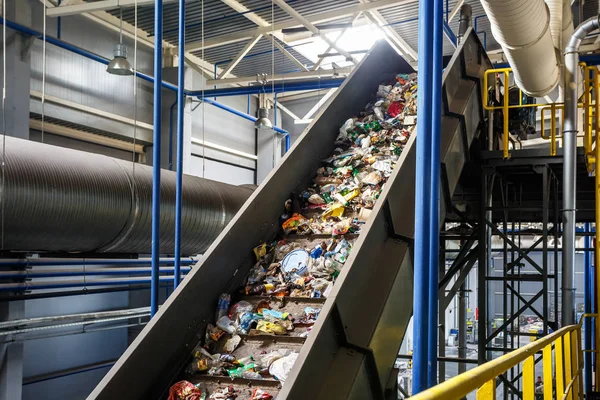 Przenoszenie przenośnika na nowoczesny zakład recyklingu odpadów. Oddzielne i sortowanie śmieci. Recykling i składowanie odpadów przeznaczonych do dalszego unieszkodliwiania. — Zdjęcie stockowe