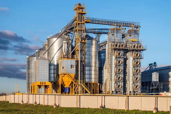 Planta de transformación agrícola para la transformación y silos para el secado cleani — Foto de Stock