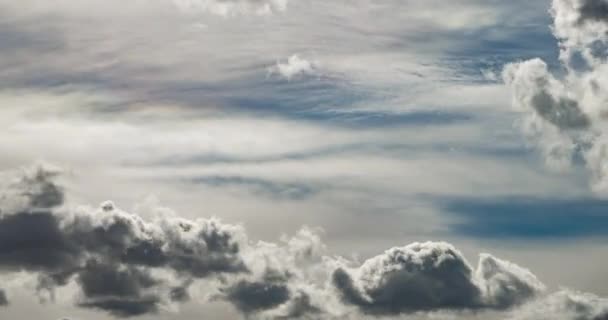 在有风的天气里 在有阳光的风暴之前 灰色蓬松的卷曲的云的延时片段 — 图库视频影像
