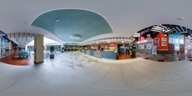 Minsk, Beyaz Rusya - Ağustos 2014: tam sorunsuz küresel panorama 360 derece açılı görünüş Salonu büyük ticaret merkezi alışveriş merkezi food court equirectangular projeksiyon, Vr Ar içerik yakınındaki iç