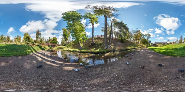 Panorama esférico completo 360 por 180 graus vista de ângulo na margem do pequeno rio com patos no parque da cidade no dia de verão em projeção equiretangular, conteúdo de realidade virtual AR VR — Fotografia de Stock