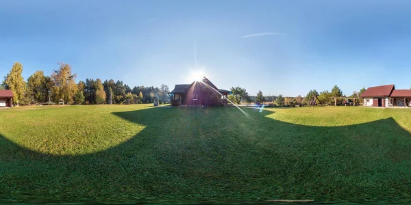 Panorama panoramique sans couture à 360 degrés à l'extérieur de la maison de village en bois de vacances en soirée ensoleillée en projection cubique sphérique équirectangulaire. pour réalité virtuelle VR AR . — Photo