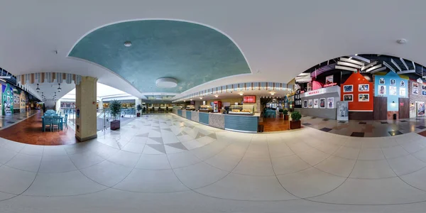 MINSK, BELARUS - AGOSTO, 2014: panorama esférico inconsútil completo Vista angular de 360 grados en el interior del gran centro comercial hall cerca del patio de comidas en proyección equirectangular, contenido VR AR — Foto de Stock