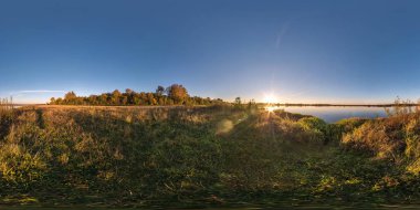 tam sorunsuz küresel küp panorama 360 derece açılı görünüş geniş kıyısında river neman içinde güneşli yaz akşam günbatımı equirectangular projeksiyon, Ar Vr sanal gerçeklik için hazır içerik