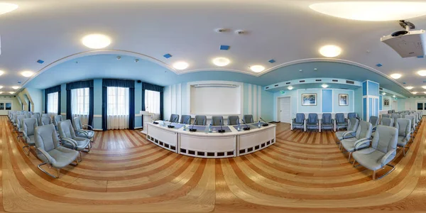 ミンスク、ベラルーシ - 2016 年 7 月: 完全な正距円筒図法でのビジネス会議のため空の会議ホールの内部の球面立方 180 でシームレスな 360 度パノラマ。Ar Vr コンテンツ — ストック写真