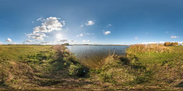 Completo sin costuras panorama esférico 360 grados ángulo vista dorado otoño cerca de la orilla del lago ancho en el día soleado. Panorama 360 en proyección equirectangular, contenido de realidad virtual VR AR listo —  Fotos de Stock