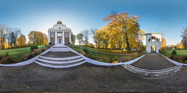 Mosty, Vitryssland - oktober 2018: Full sömlösa panorama 360 vinkel grader nära små ortodoxa kyrkan i höst trädgård i ekvirektangulär Sfäriskt panorama. VR Ar innehåll — Stockfoto