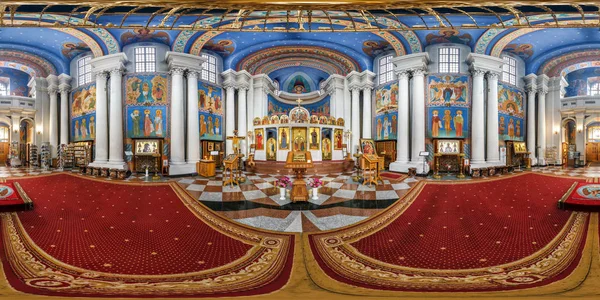 VITEBSK, BELARUS - OCTUBRE, 2018: Panorama completo sin costuras 360 grados vista interior de la iglesia ortodoxa impresionante con iconos cerca del altar en equirectangular panorama esférico. Contenido VR AR — Foto de Stock