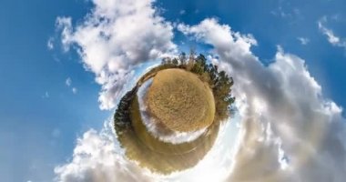 Hiçbir Vr. uzay eğriliği olan küçük gezegen dönüşümü. tam uçuşu panorama nehir şehir parkı peyzaj gökyüzüne kadar artış